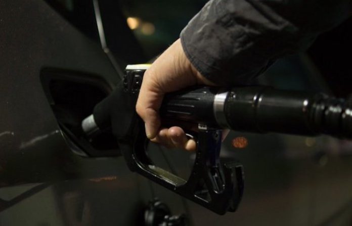 Investigan a funcionarios mexicanos por contrabando de gasolina a EU