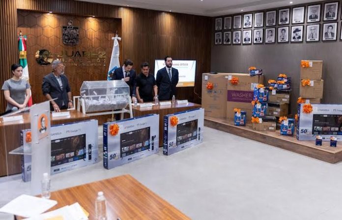 Juárez reconoce a ciudadanos cumplidos con sorteo de predial