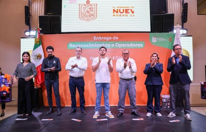 Samuel García reconoce labor de operadores del transporte público