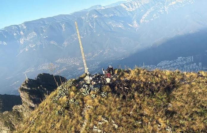 Operativo aéreo controla incendio en el Cerro de La Silla