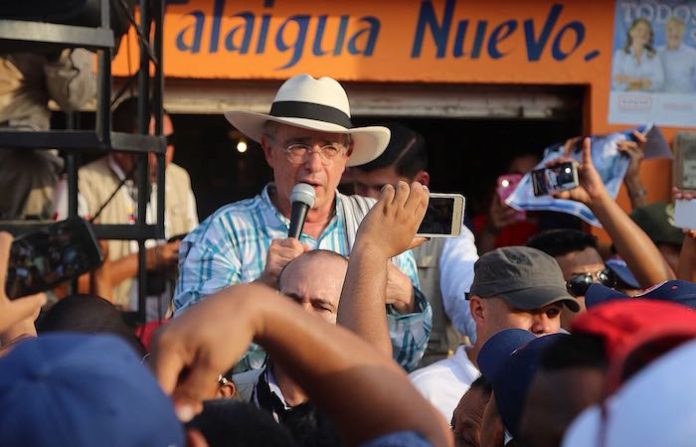 Sentencian al expresidente colombiano Álvaro Uribe a 12 años de prisión domiciliaria