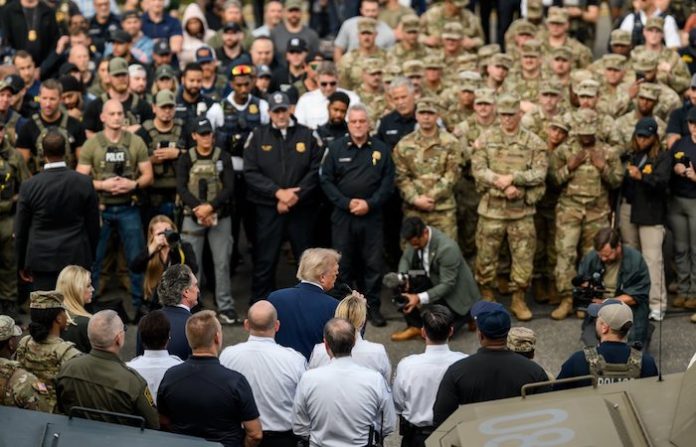 Trump se reúne con elementos de la Guardia Nacional en Washington