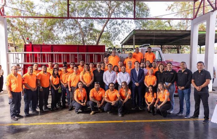 Félix Arratia refrenda compromiso con bomberos de Juárez en su día