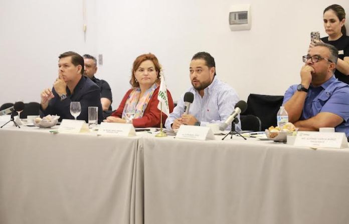 Miguel Lechuga refuerza compromiso con Santa Catarina ante sector industrial