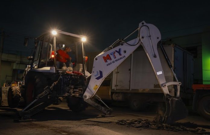 Monterrey repara baches en la colonia Del Norte tras años de abandono