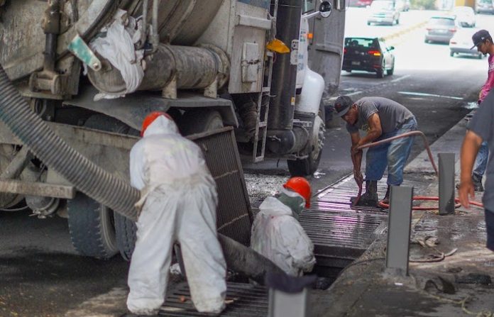 Monterrey retira 90 toneladas de basura de rejillas pluviales tras recientes lluvias