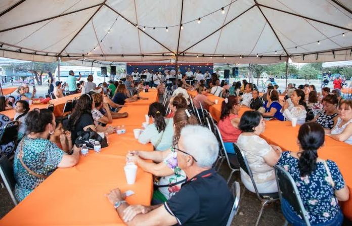 Guadalupe celebra a los adultos mayores con música, baile y convivencia familiar