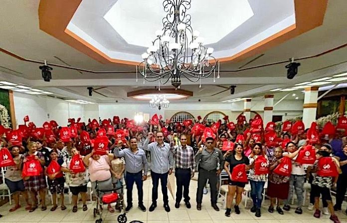 Heriberto Treviño entrega más de 15 mil útiles escolares en Juárez para apoyar a familias ante regreso a clases