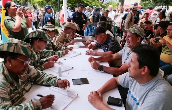 Venezolanos se preparan para defender el país ante amenaza militar de EU
