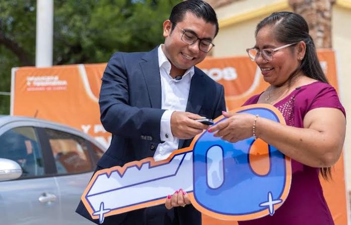 Reconoce Juárez a contribuyentes cumplidos con entrega de automóvil del Sorteo Predial 2025