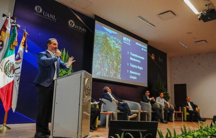 Adrián de la Garza expone retos de Monterrey en foro de la UANL