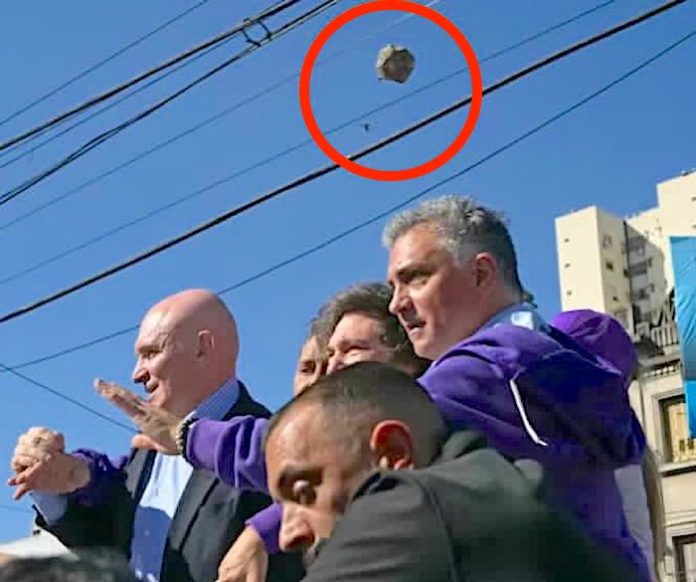 Video: Milei es atacado a pedradas durante su visita a conurbado de Buenos Aires