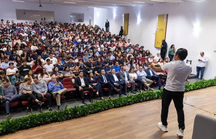 Juárez muestra avances en seguridad y movilidad ante estudiantes de la UANL