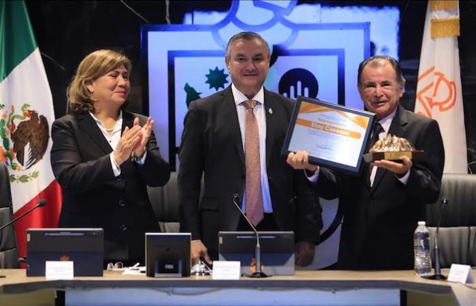 Guadalupe reconoce la trayectoria del maestro Eloy Cavazos, ícono del toreo