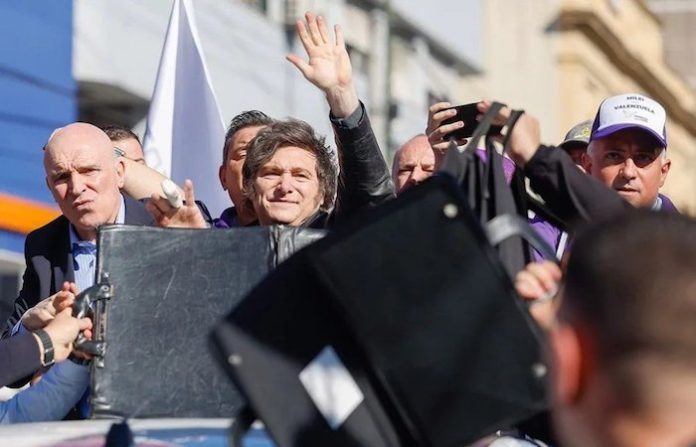 Piedras contra Milei: el Gobierno de Argentina se sume en otro escándalo