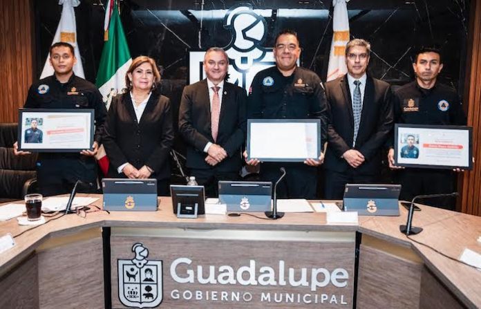 Guadalupe reconoce a rescatistas por misión humanitaria en Texas
