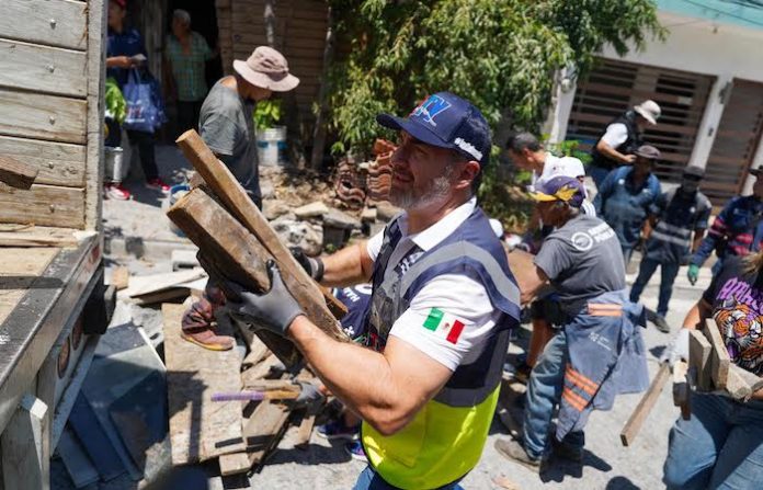 Limpieza a fondo en Laderas del Mirador: Adrián de la Garza lidera operativo de descacharrización