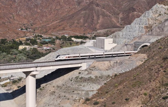 Emiratos Árabes Unidos inaugurará el primer ferrocarril de pasajeros en 2026