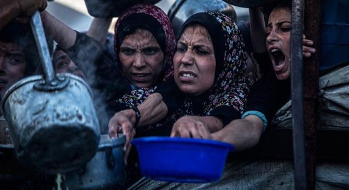 “Gaza está muriendo de hambre”: activistas inundan las calles de París para alarmar sobre la situación en el enclave palestino