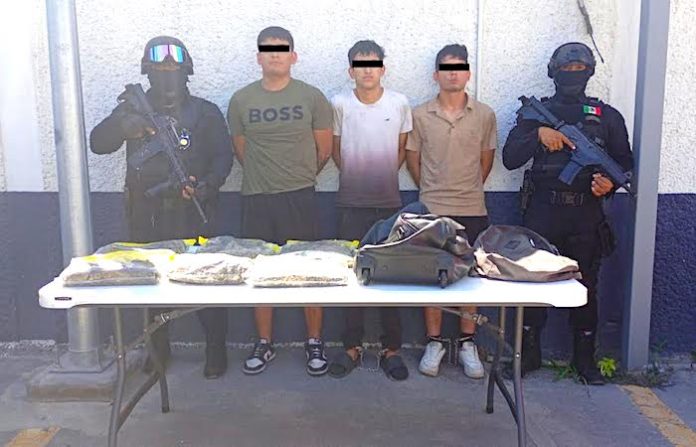 Detienen a tres jóvenes con droga y arma larga en Colonia Madero