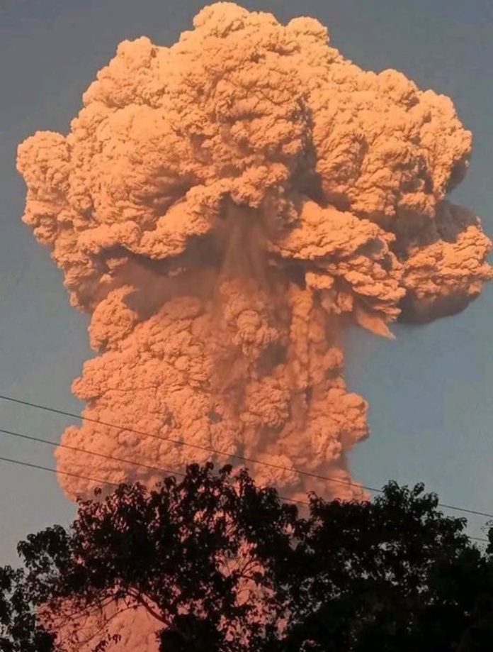 Uno de los volcanes más activos de Indonesia vuelve a sacudir su entorno