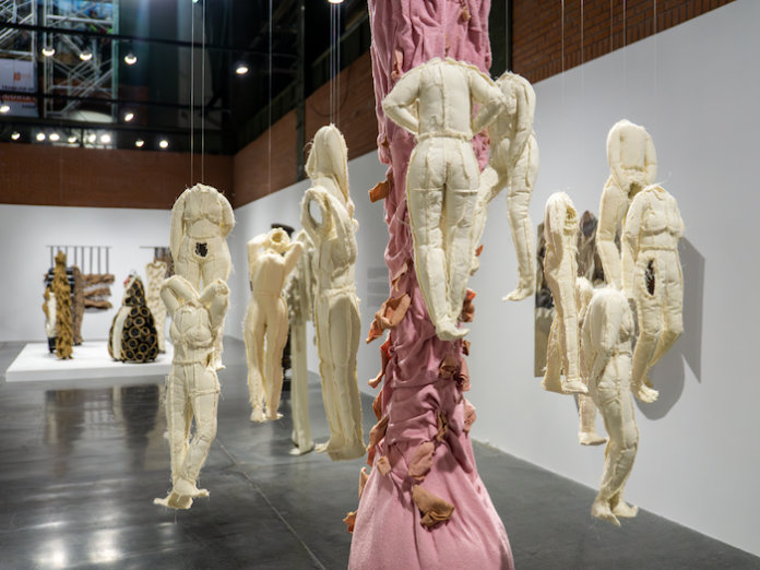 Hilos que piensan: Miriam Medrez transforma el textil en arte poético y político