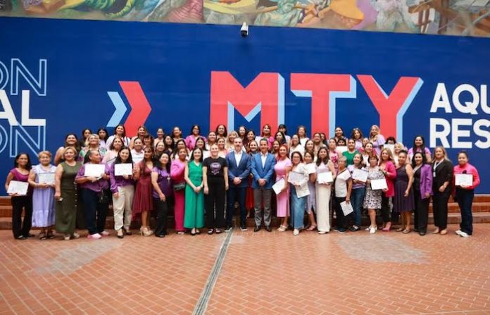 Culmina primera generación de la Academia de Emprendedoras con 100 mujeres graduadas