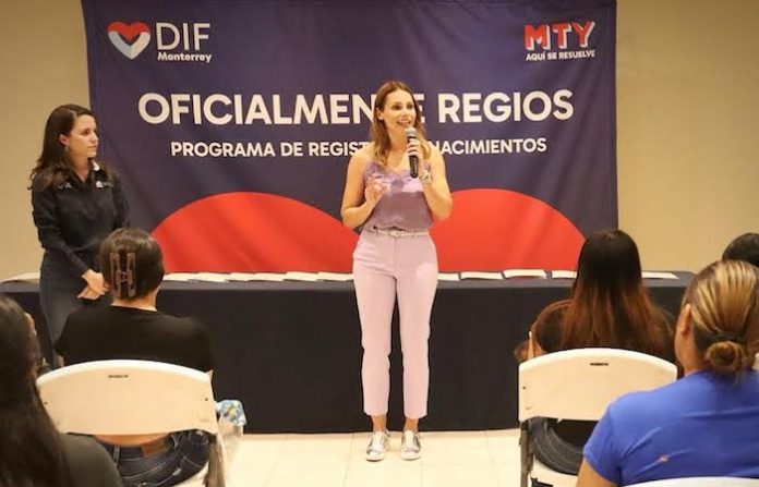 DIF Monterrey entrega actas de nacimiento a menores sin registro