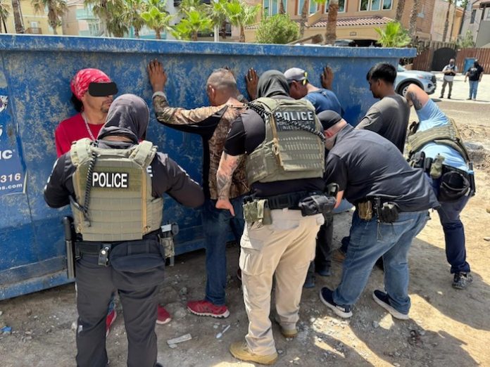 En Texas detienen tres veces más migrantes irregulares que en California