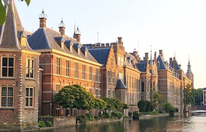 Arrojan pintura al edificio del Parlamento neerlandés ante los debates sobre Gaza