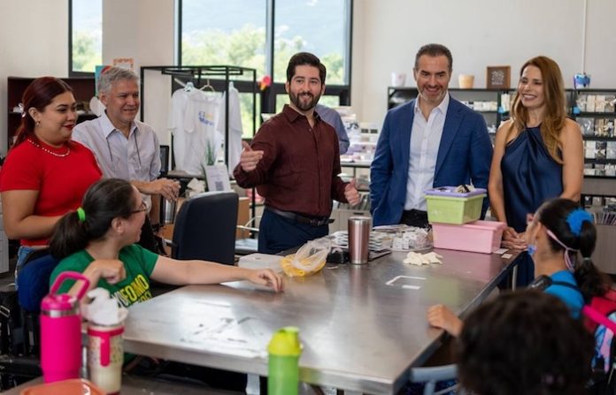 Alcalde de Monterrey y presidenta del DIF visitan Instituto Nuevo Amanecer