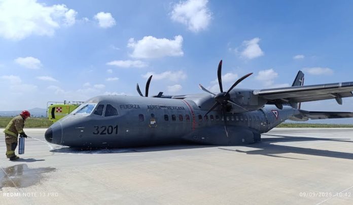 Avión militar “aterriza de panza” en México