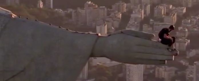 Un hombre salta en paracaídas desde el Cristo Redentor