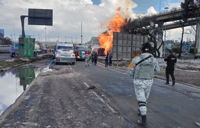 Falta de capacidad técnica del chofer habría causado volcadura de pipa en capital mexicana, según dictamen