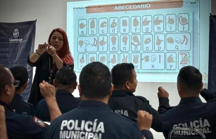 Aprenden policías de Guadalupe a comunicarse en Lengua de Señas Mexicana