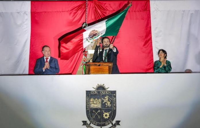 Mauricio Farah encabeza Grito de Independencia en la Plaza Juárez de San Pedro