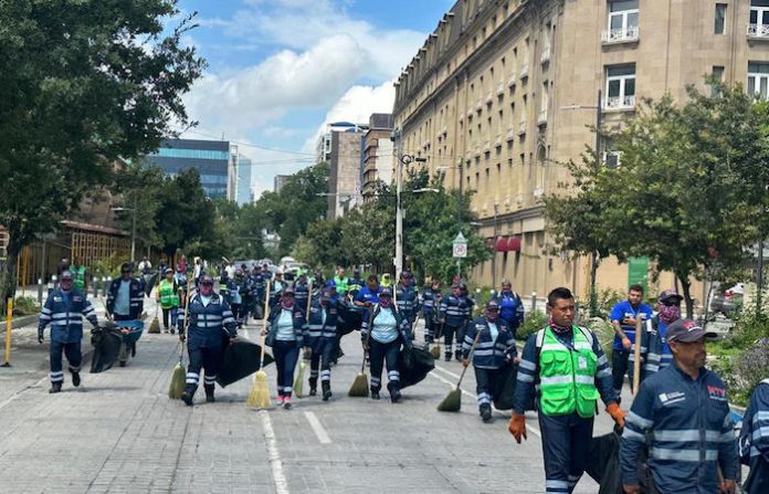 Monterrey levanta más de 12 toneladas de basura tras desfile patrio