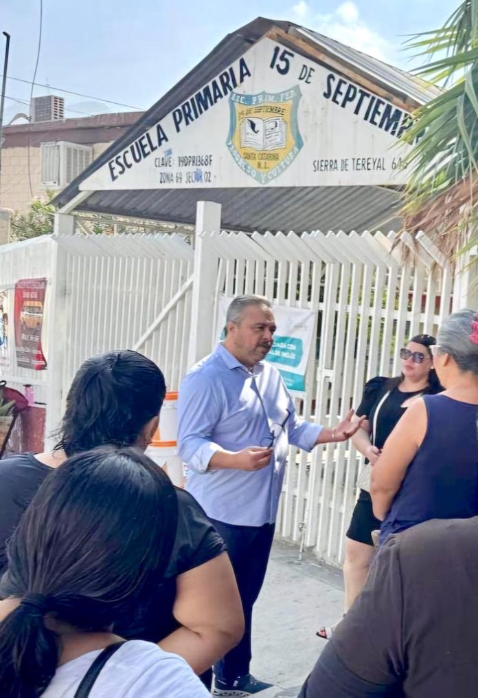 Víctor Pérez rinde informe en Santa Catarina con becas de inglés y apoyos económicos