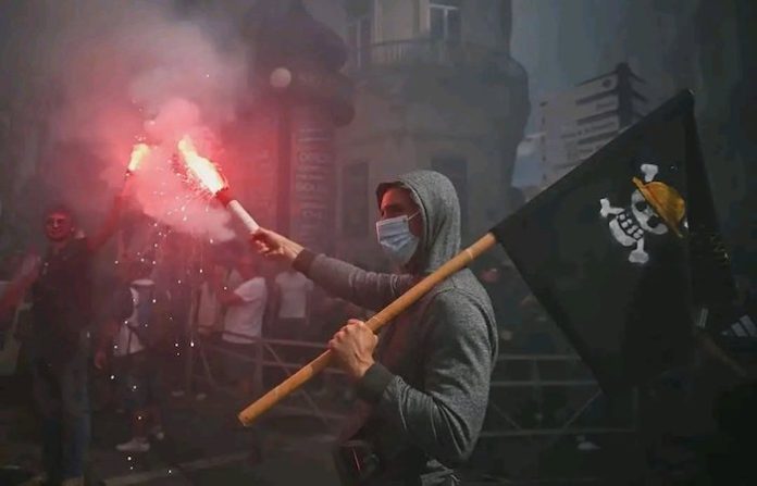Policía emplea gas lacrimógeno contra los manifestantes en París y ya hay detenciones