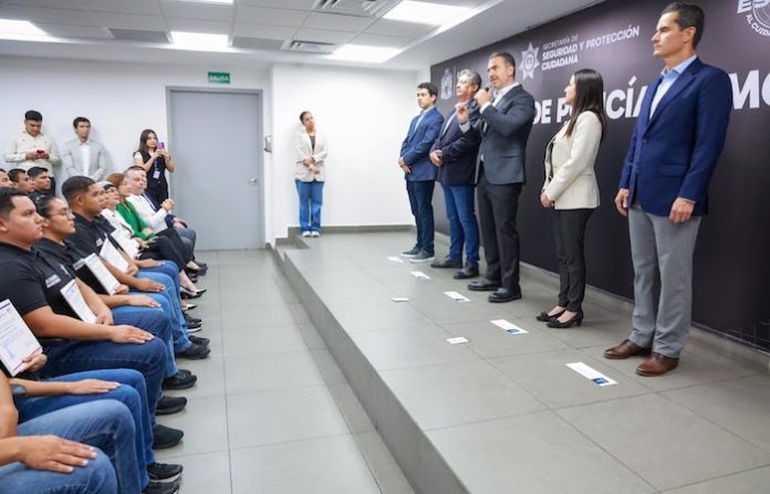 Monterrey impulsa policías bilingües y refuerza certeza jurídica con entrega de testamentos