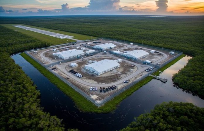 Mexicanos en Alligator Alcatraz han denunciado maltratos, informa el canciller