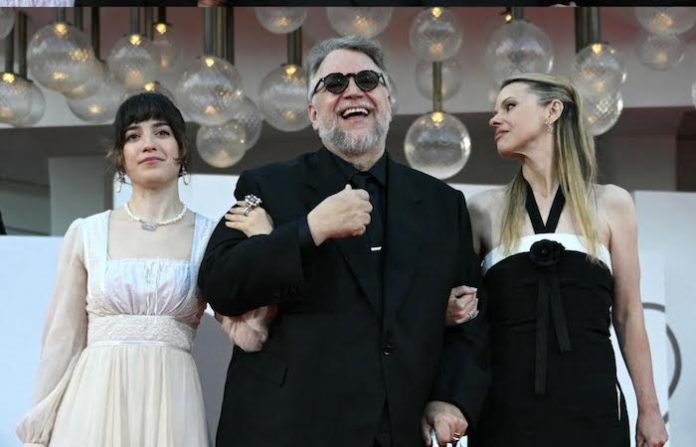 Guillermo del Toro recibe ovación histórica en Venecia con “Frankenstein”