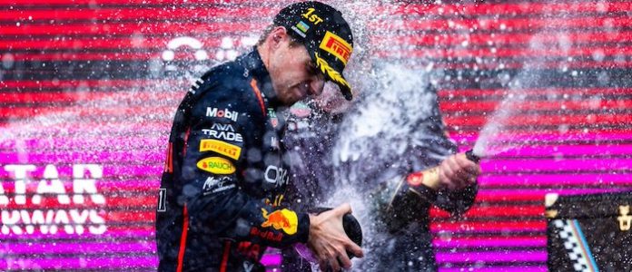 Verstappen arrasa en Bakú, escoltado por Russell y Sainz tras el choque de Piastri
