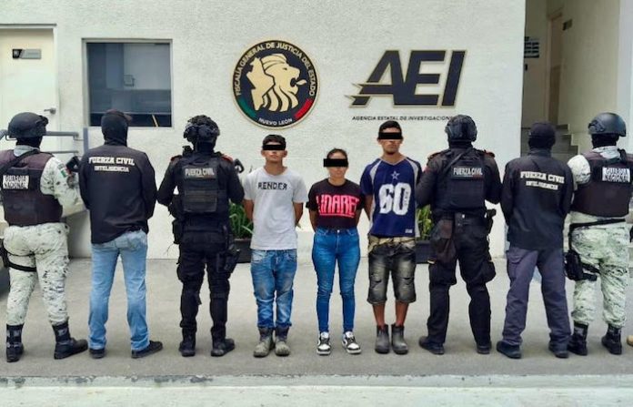 Detienen en Linares a tres adultos armados y un menor con droga y armas largas