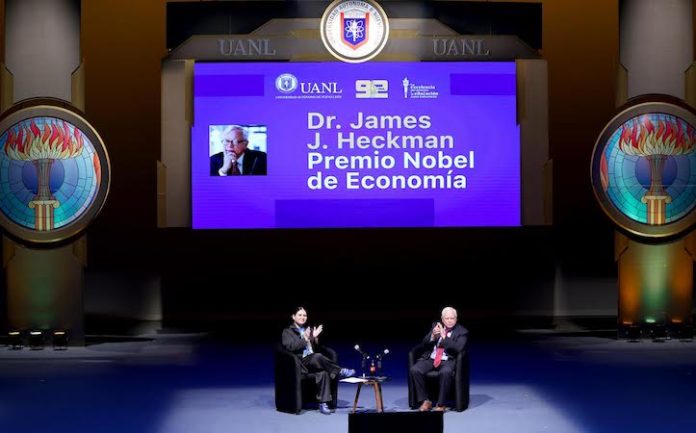 James Heckman reflexiona en la UANL sobre habilidades clave para la movilidad social