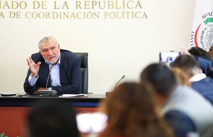 Adán Augusto exhibe declaraciones fiscales y niega vínculos con “La Barredora”