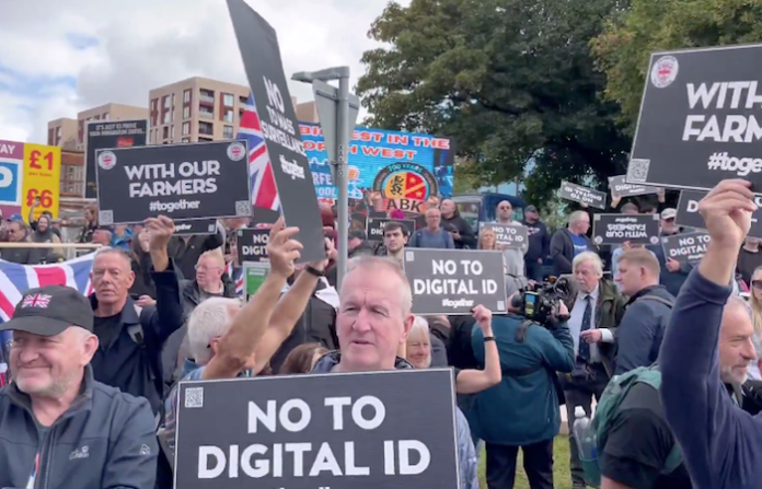 Cientos de personas salen a manifestar contra los documentos de identidad digitales en el Reino Unido