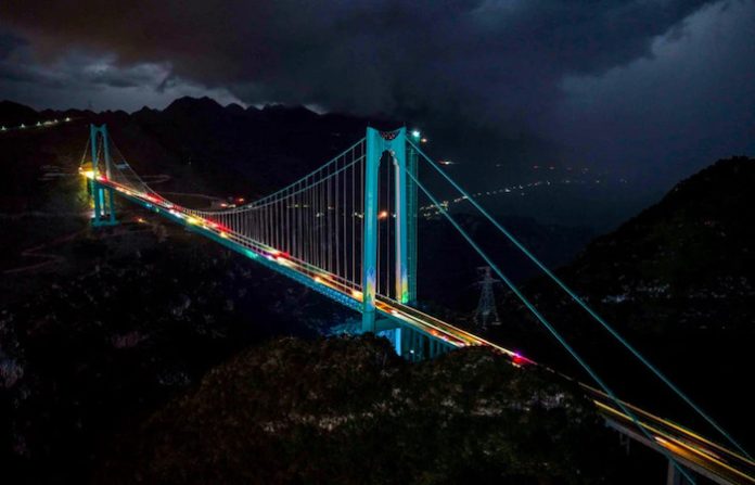 Video: ¡Los más valientes ya están en camino! El puente más alto del mundo se abre al tránsito