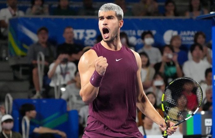 Alcaraz sufre, se sobrepone y alcanza su novena final consecutiva del ATP Tour en Tokio