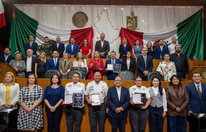 Policías de Escobedo reciben Medalla Fray Servando Teresa de Mier por su labor ciudadana